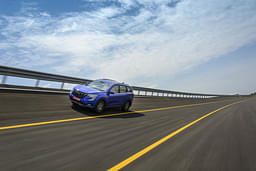 Mahindra Xuv700 Front Right Three Quarter