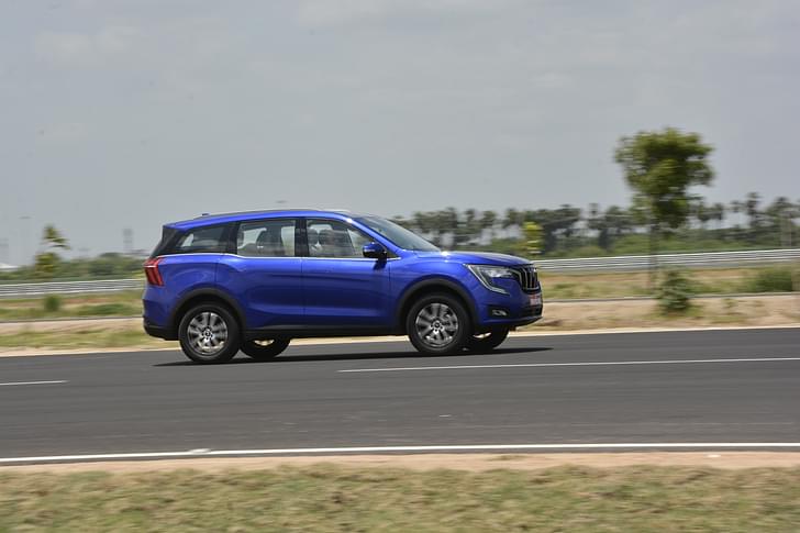 Mahindra Xuv700 Front Right Three Quarter