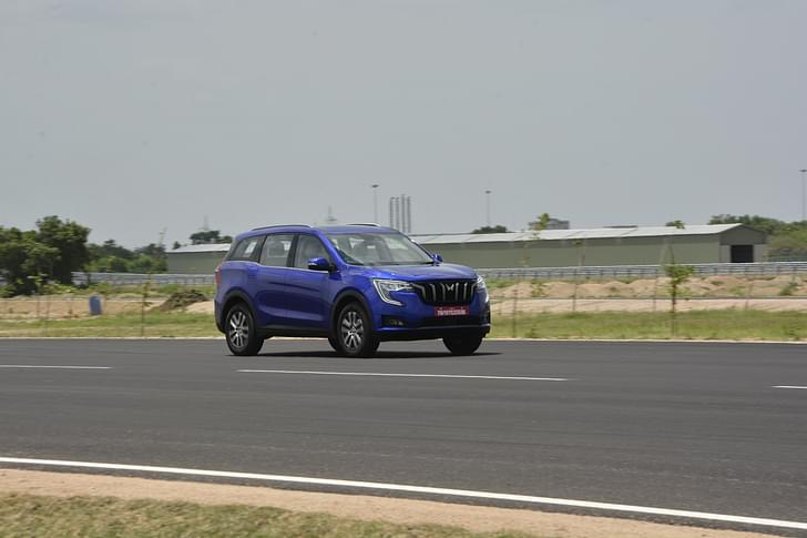 Mahindra Xuv700 Front Right Three Quarter