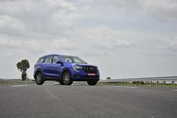 Mahindra Xuv700 Front Left Three Quarter