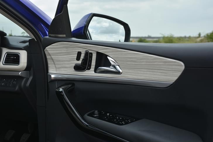 Mahindra Xuv700 Door Controls