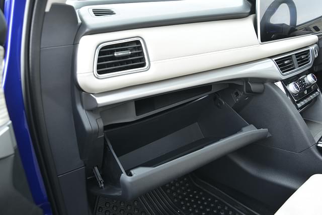 Glove Box Image - 8075