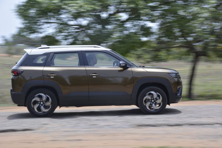 Maruti Suzuki Brezza Right Side View