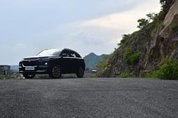 Maruti Suzuki Grand Vitara Front Right Three Quarter