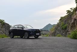 Maruti Suzuki Grand Vitara Front Right Three Quarter