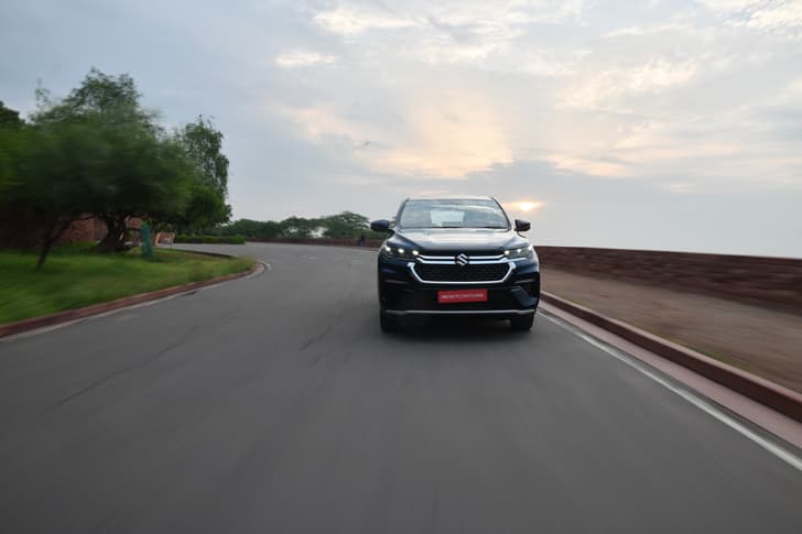 Maruti Suzuki Invicto Front View