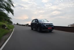 Maruti Suzuki Invicto Front Right Three Quarter