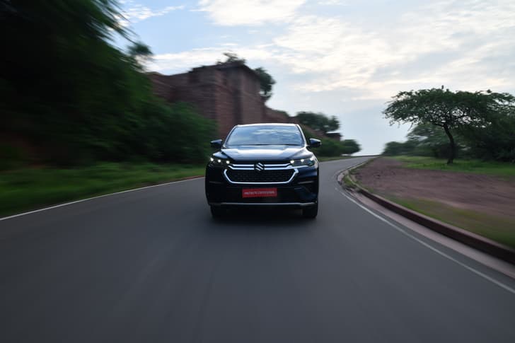 Maruti Suzuki Invicto Front View