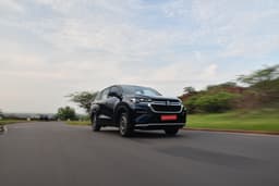 Maruti Suzuki Invicto Front View