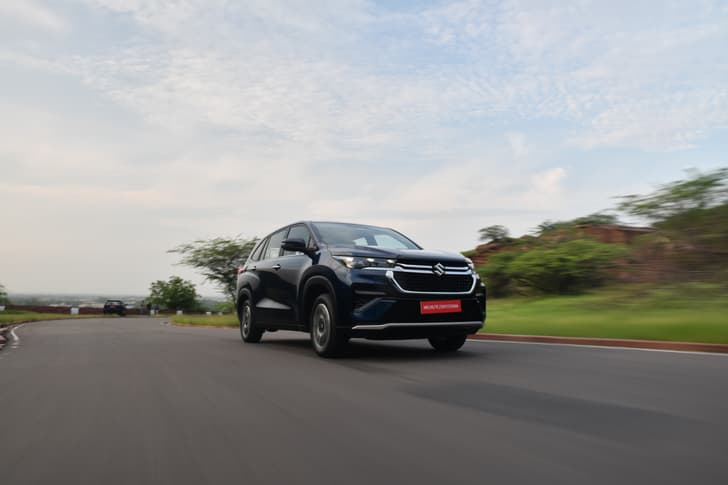 Maruti Suzuki Invicto Front View