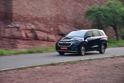 Maruti Suzuki Invicto Front View