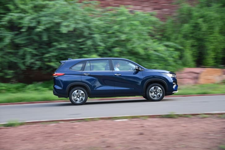 Maruti Suzuki Invicto Color Blue