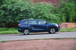 Maruti Suzuki Invicto Color Blue