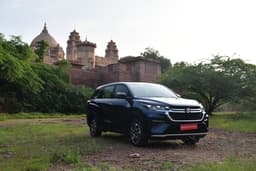 Maruti Suzuki Invicto Front View