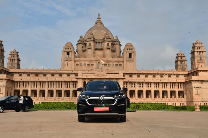Maruti Suzuki Invicto Front View
