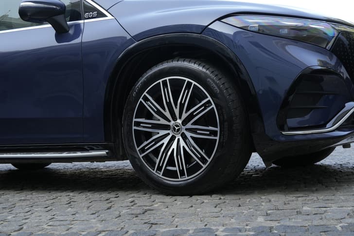Mercedes Benz Eqs Suv Front Right Three Quarter