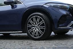 Mercedes Benz Eqs Suv Front Right Three Quarter