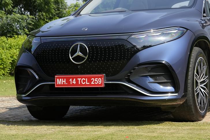 Mercedes Benz Eqs Suv Front Right Three Quarter
