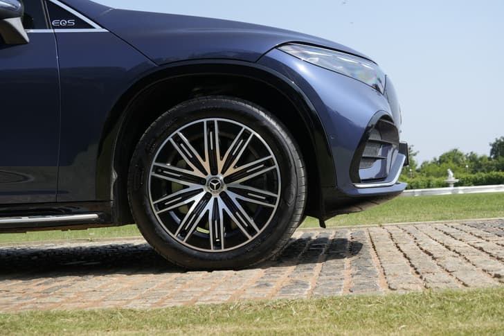 Mercedes Benz Eqs Suv Front Left Three Quarter