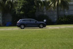 Mercedes Benz Eqs Suv Front Right Three Quarter