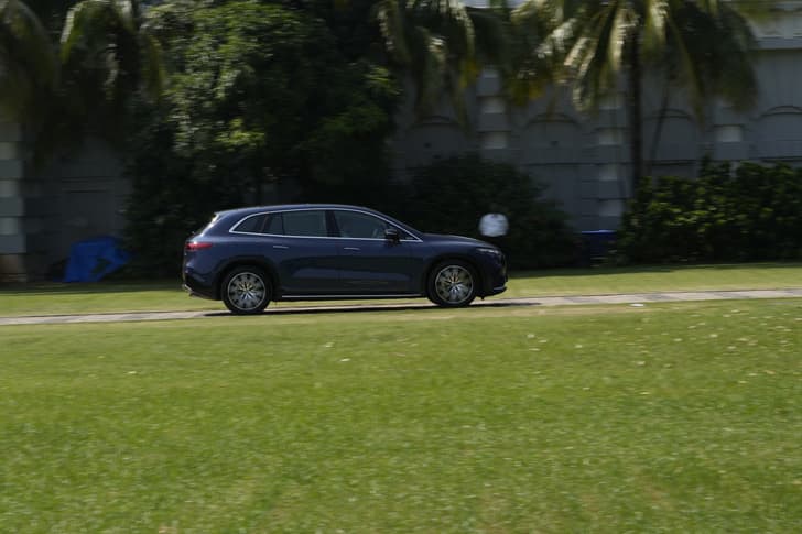Mercedes Benz Eqs Suv Front Right Three Quarter
