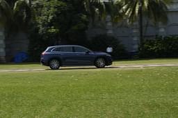 Mercedes Benz Eqs Suv Front Right Three Quarter