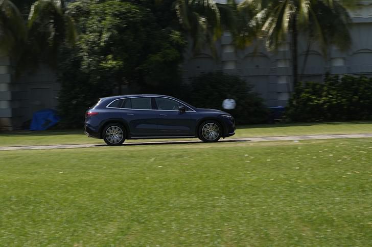 Mercedes Benz Eqs Suv Front Right Three Quarter