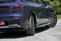 Mercedes Benz Eqs Suv Front Right Three Quarter