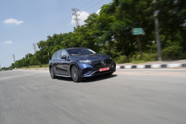 Mercedes Benz Eqs Suv Front Right Three Quarter