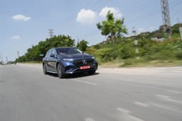Mercedes Benz Eqs Suv Front Right Three Quarter