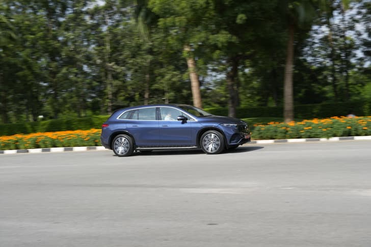 Mercedes Benz Eqs Suv Front Right Three Quarter