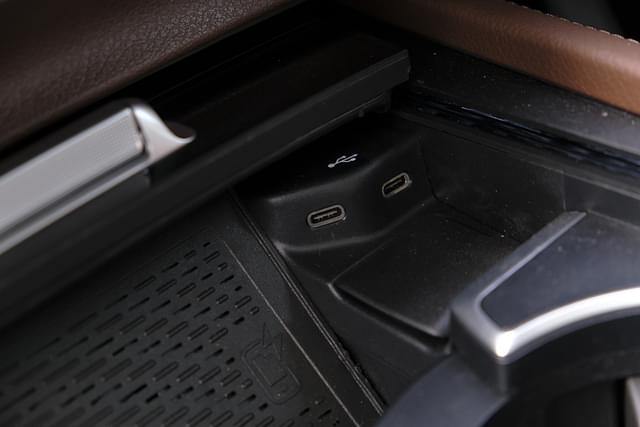 Charging Ports Image - 9975