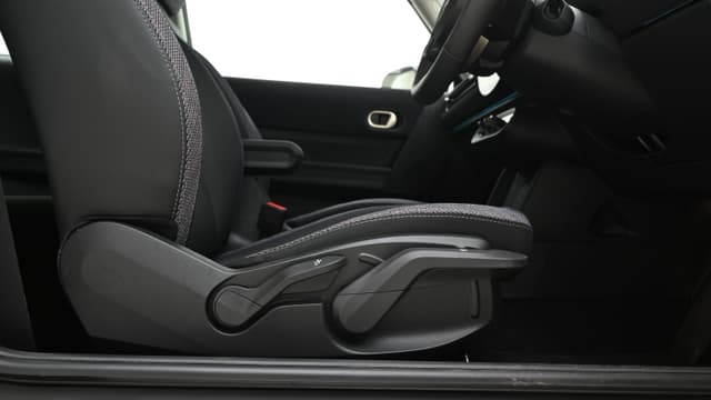 Front Row Adjustable Headrests Image - 9821
