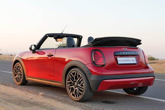 Rear Left Three Quarter Image - 30959
