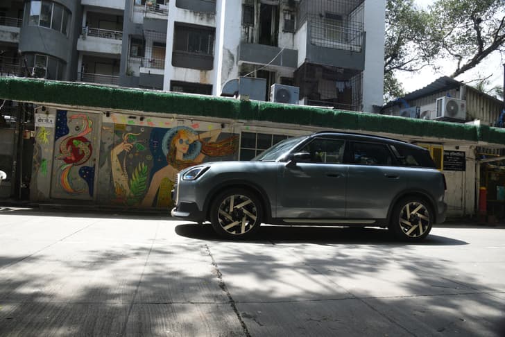Mini Countryman Electric Front Right Three Quarter