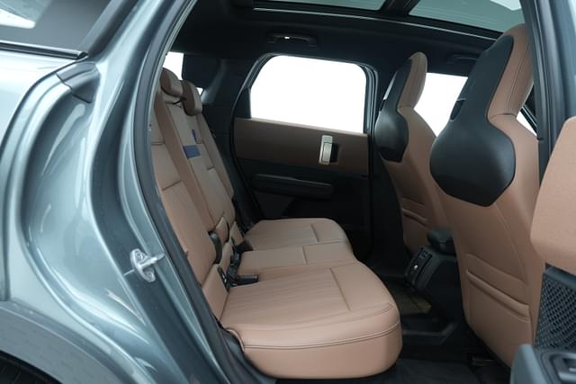 Second Row Seats Image - 7226