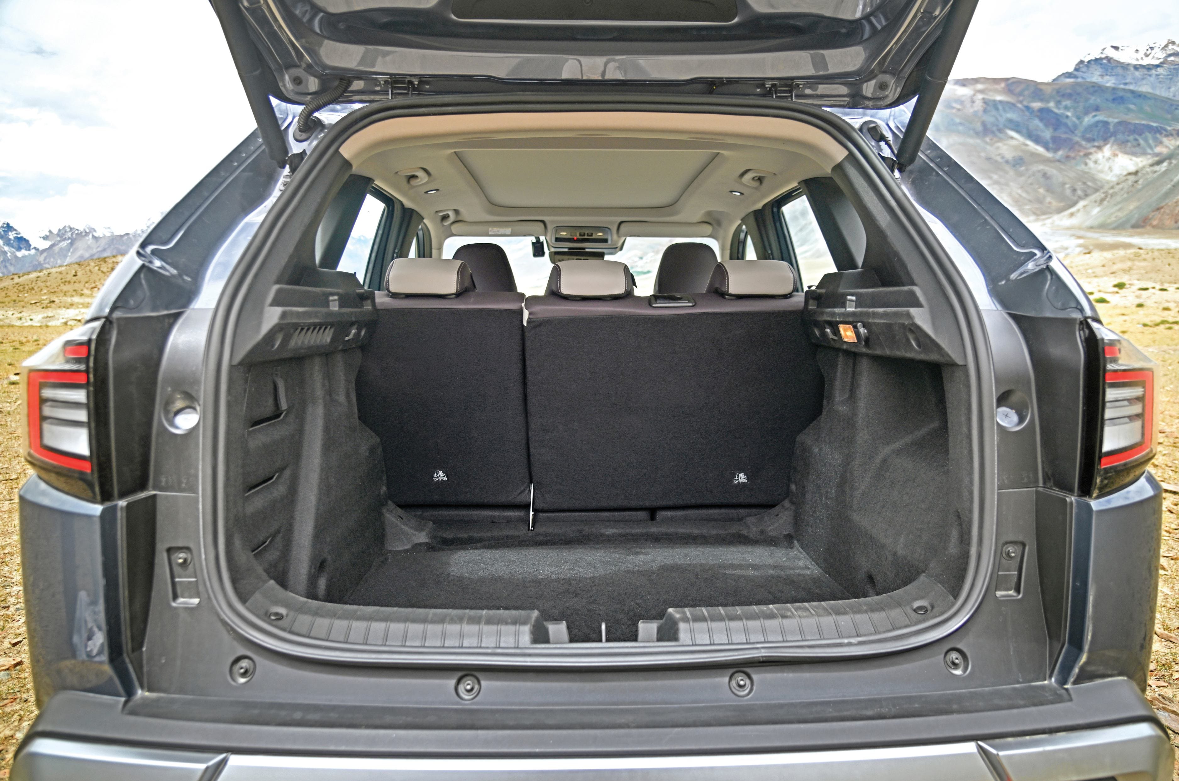 Nissan Tekton boot space