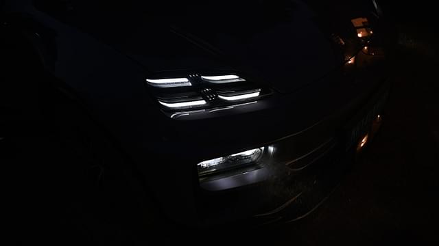 Headlight Image - 5447