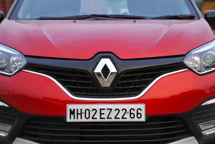 Renault Captur Front Logo