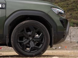 Renault Duster Front Left Three Quarter