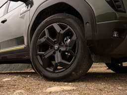 Renault Duster Color Green, Black