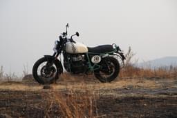 Royal Enfield Bear 650 Front Left Three Quarter
