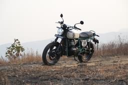 Royal Enfield Bear 650 Front Right Three Quarter