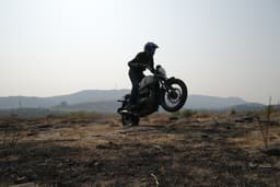 Royal Enfield Bear 650 Front Left Three Quarter