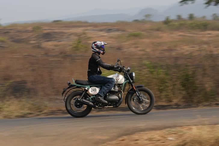 Royal Enfield Bear 650 Front Left Three Quarter