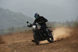 Royal Enfield Bear 650 Front Left Three Quarter