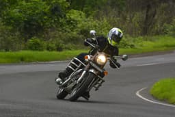 Royal Enfield Classic 350 Front Right Three Quarter
