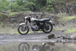 Royal Enfield Classic 350 Front Right Three Quarter