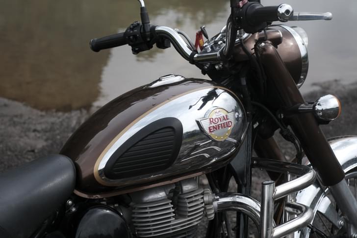 Royal Enfield Classic 350 Front Left Three Quarter