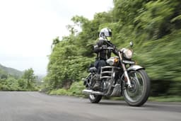 Royal Enfield Classic 350 Front Left Three Quarter